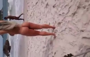 Mulher Melão pelada na praia de nudismo